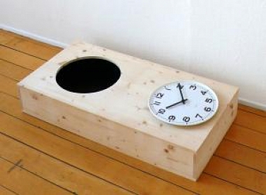 Signer, Roman | Holzobjekt mit Uhr, 2008 | 90 x 45 x 15 cm, Ø 30 cm