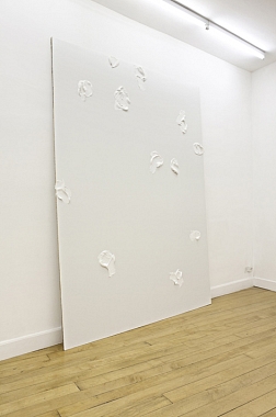 Ohne Titel (nervous tendencies), 2012 | Raumvariable Installation | Dekorspanplatte, Spachtelmasse | 280 x 220 cm