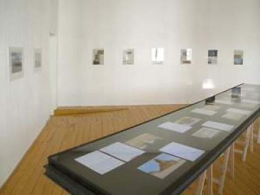 Keiser, Daniela | Die Kairoübersetzung, 2010 | Ausstellungsansicht | 12-teilig | 20,4 x 30,5 cm (Photographien) Printed in Cairo | A4 (Text-Blätter, Originale)