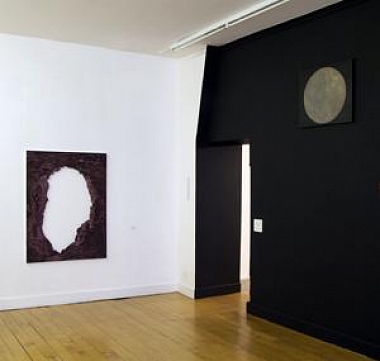 Gmür, Martina || Exhibition view | on the left: | Grotte, 2009 | 139 cm x 102 cm | gouache on wood | on the right: | Mond, 2010 | 60 cm x 70 cm | egg tempera on wood