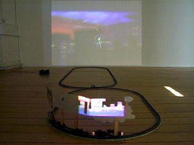 Leutenegger, Zilla | Z (La piccola Ombra), 2002  |Videoinstallation und Modelleisenbahn