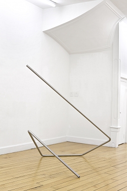 Ohne Titel, 2011-2012 | Aus der Serie "clothes rail" | Edelstahlrohr | 600 cm