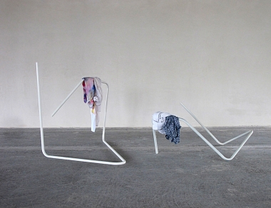 Ohne Titel (clothes rail), 2013 | Aluminiumrohre, pulverbeschichtet, Textilien | Verschiedene Masse | Unikate