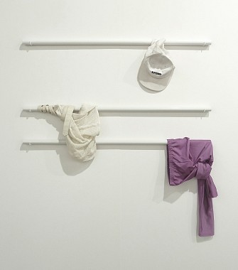 Ohne Titel (clothes lines), 2014 | Wandobjekt, 3-teilig | Kleiderstangen, beschichtet, Textil | je 100 cm | Unikat