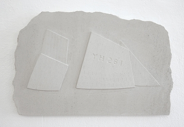 YH 261, 1998 | mit Andrew Whittle | Steinrelief | 34,5 x 56 x 3 cm | Unikat