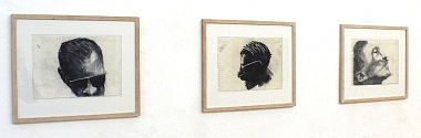 Terry Atkinson, Athlete Head (5), 1981, 3-teilige Serie, Kohle auf Papier, je 21 x 29.5 cm. Projects # 3, STAMPA 2013.