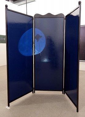 Au clair de la lune, 2015 | Video installation | Folding screen, wood, 185 x 210 cm | Video, colour, sound | Ed. 3