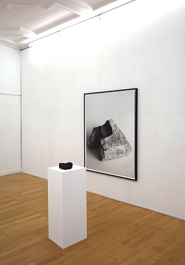 Ausstellungsansicht DORIT MARGREITER | Bearing Masonry. Concrete Block (2014), 2015