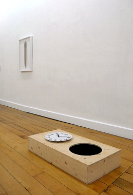 ROMAN SIGNER | Holzobjekt mit Uhr, 2008	| Mixed Media | 90 x 45 x 15 cm / Ø 30 cm | Unikat