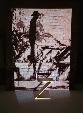 Ausstellungsansicht ZILLA LEUTENEGGER || Rodeo Z, 2016 | Videoinstallation mit 2 Objekten | Ziegelwand, 40 x 32 cm | Zig zag stoel Stuhl, 12 x 6,5 x 5 cm | Videoprojektion, Farbe, Ton, 4‘ | Ed. 5 Ex. + 1 a.c.