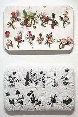  Tremblement d‘ombres, 2015 | Blumen und Stickerei auf Textil, 2-teilig | je 36 x 56,5 cm | Foto: Julien Kauffmann