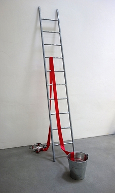 Leiter mit rotem Band, 2017 | Installation / Mixed media | ca. 285 x 60 x 130 cm | Unikat