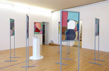 Ausstellungsansicht TILL VELTEN || 7 Glasfenster – Herr Hauser, 2015-2016 | Raum-Video-Installation