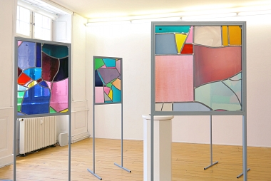 Exhibition view TILL VELTEN || 7 Glasfenster – Herr Hauser, 2015-2016