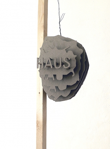 Doppelhaus, 2011 | Graupappe, Holzstab | 240 x 17 x 23 cm