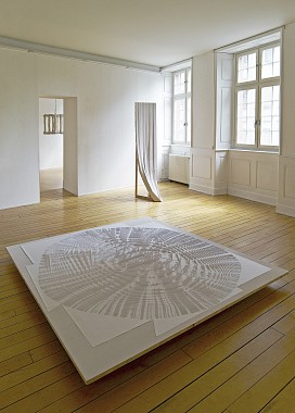 Akelei, 2007 | Paper, 8 parts | 194 x 220 x 10 cm | Unique piece || Blutfarbene Lilie, 1996 | Plaster, styrofoam and wood | 200 x 48 x 74 cm | Unique piece