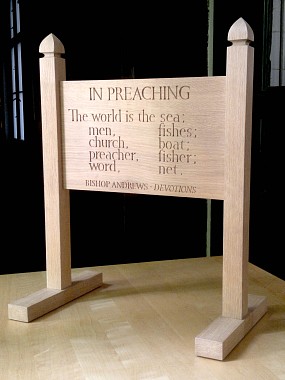 Ian Hamilton Finlay	| mit Andrew Daish and Keith Brookwell | In Preaching / In Walking - Bishop Andrews (Devotions) / | Ian Hamilton Finlay (Echoes Series), 2000 | Skulptur / Eichenholz | 60 x 47 x 28 cm | Unikat