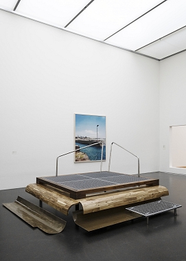 Schnorchler (installation) || Dream, 2020 | Walk-in installation | Mixed media | ca. 300 x 300 x 150 cm || Spiagge Bianche, 2016 | Pigment print | 175 x 140 cm  | Ed. 5 Ex. + 1 e.c. + 1 a.c. 