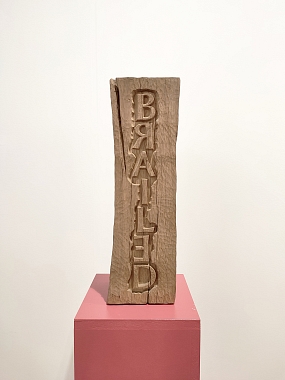Ian Hamilton Finlay	| mit Peter Coates | BRAILED, 1995 | Skulptur / Grüne Eiche | 47 x 14 x 15 cm | Unikat