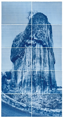 Chilhac, 2021 | Fotografisches Wandbild, 10-teilig | Cyanotypie auf Papier | je 56 x 76 cm / gesamt 280 x 152 cm | Ed. 2 Ex.