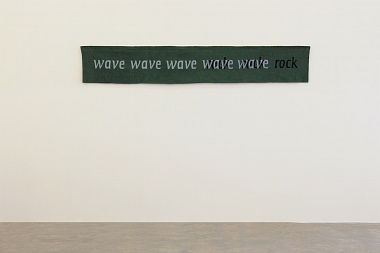 wave rock, 1989 | mit Michael Harvey and Joanna Soroka | Wandteppich / Wolle | 44 x 268 cm | Unikat