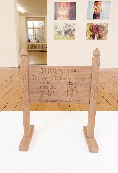 IAN HAMILTON FINLAY	| mit Andrew Daish und Keith Brookwell | In Preaching / In Walking | Bishop Andrews (Devotions) / | (Echoes Series), 2000 | Eichenholz | 60 x 47 x 28 cm